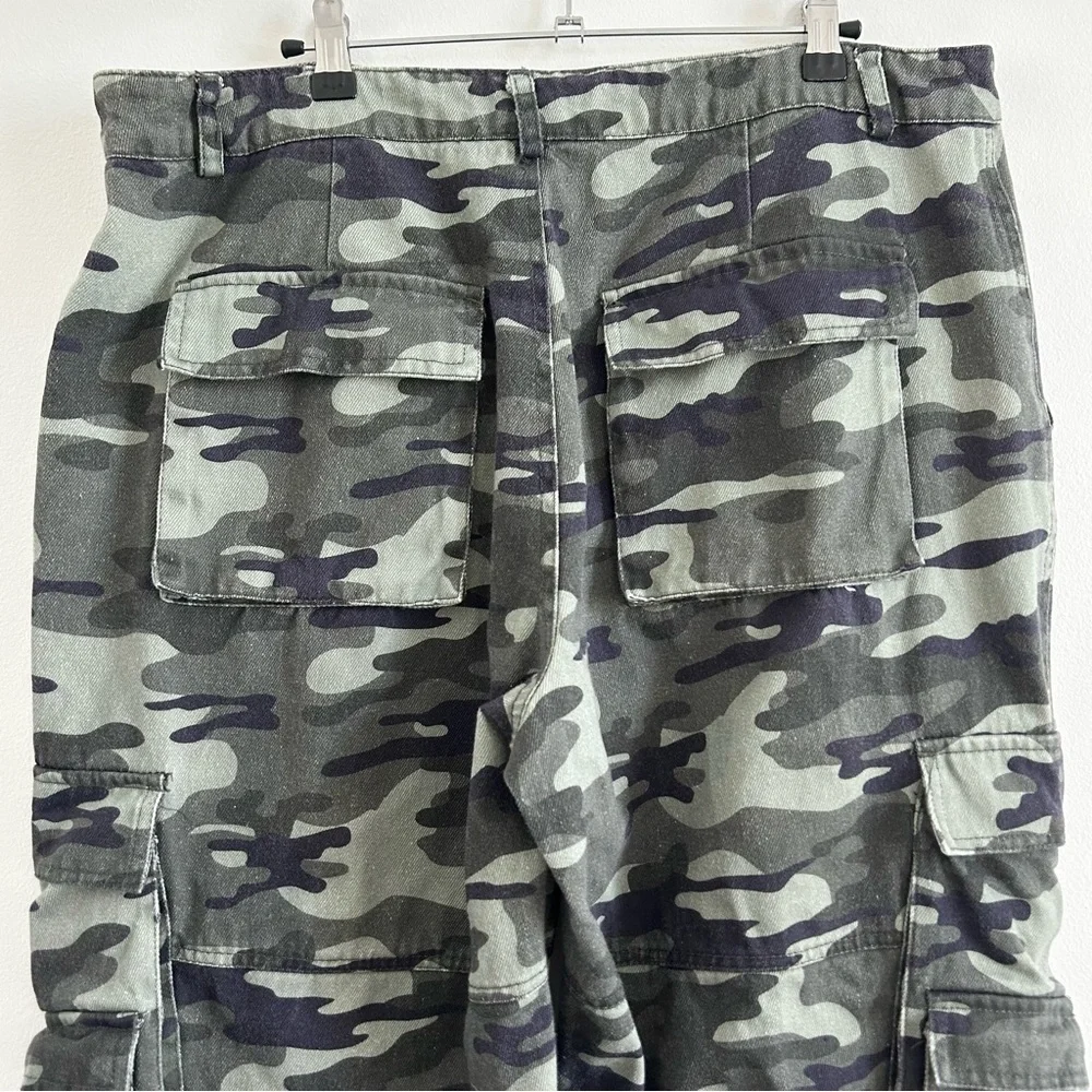 High-Rise Wide-Leg Cargo Jeans in Green Camo - Picture 9 of 14